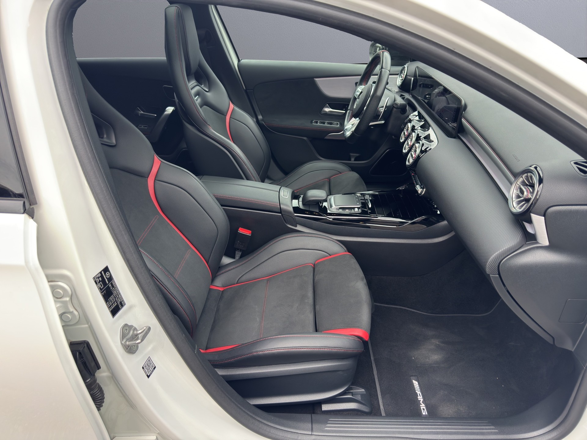 MERCEDES-BENZ A 35 AMG 4Matic Speedshift-image-15