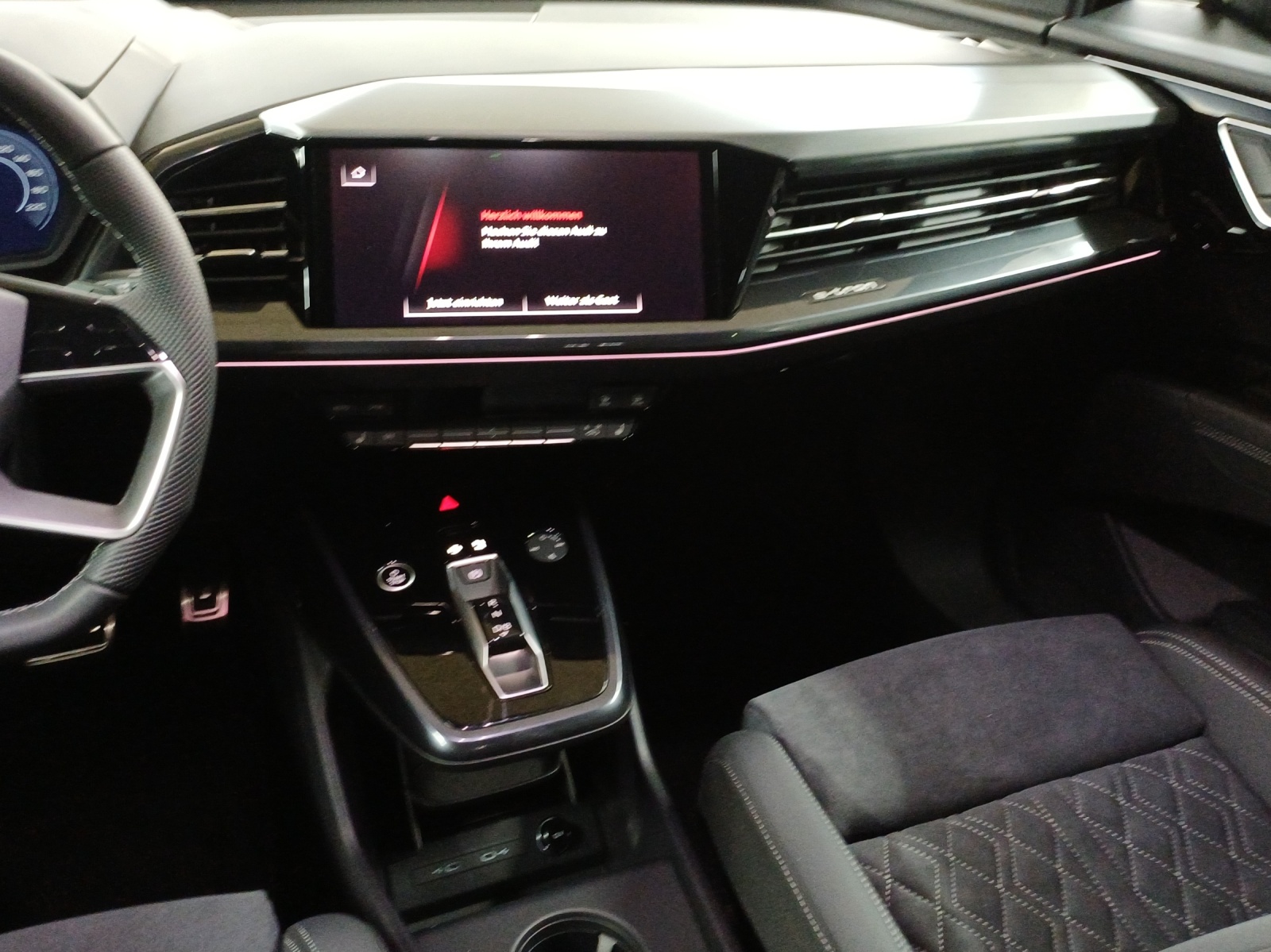 AUDI Q4 e-tron 45 quattro-image-10