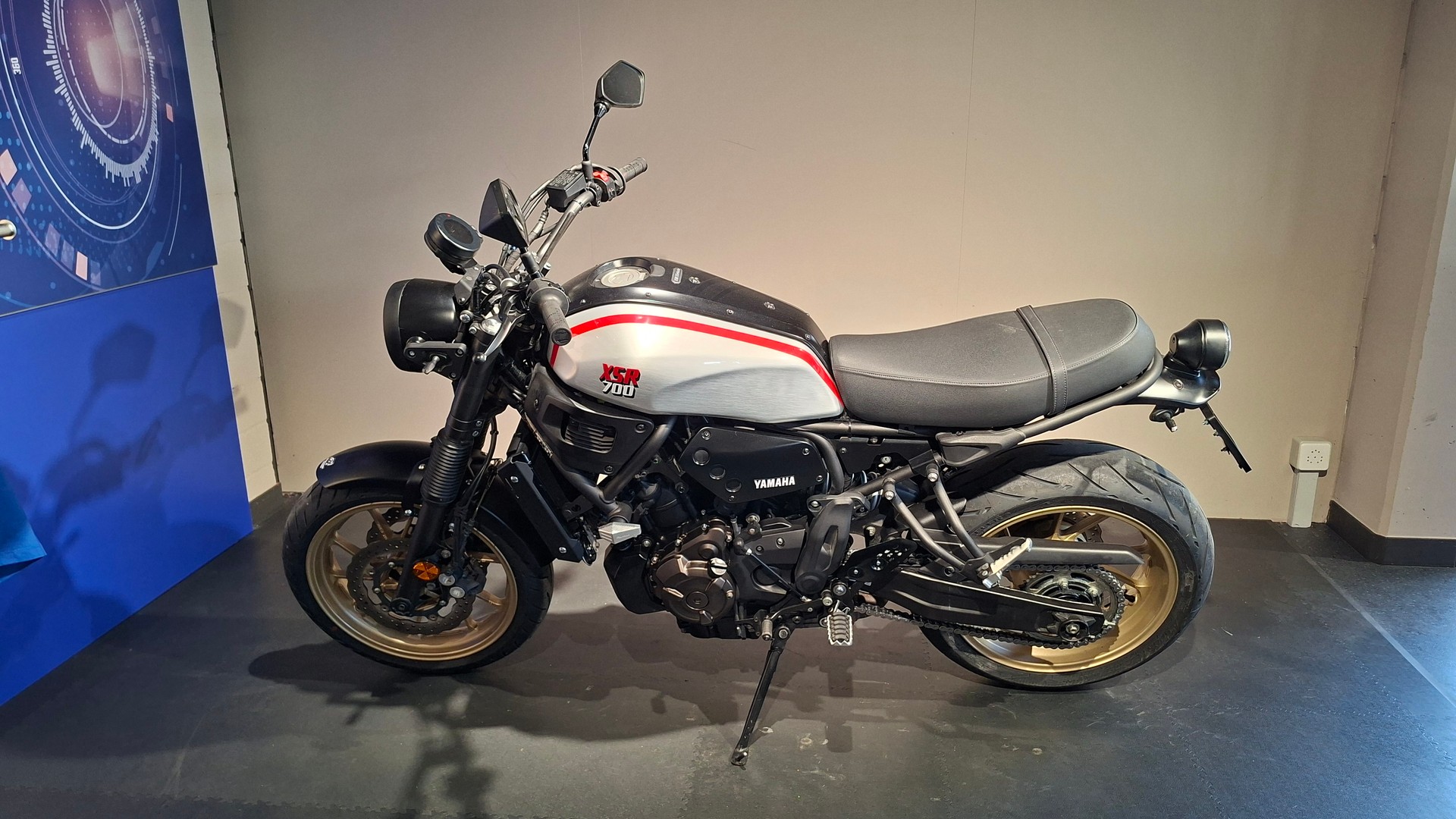 YAMAHA XSR 700 XTribute-image-1