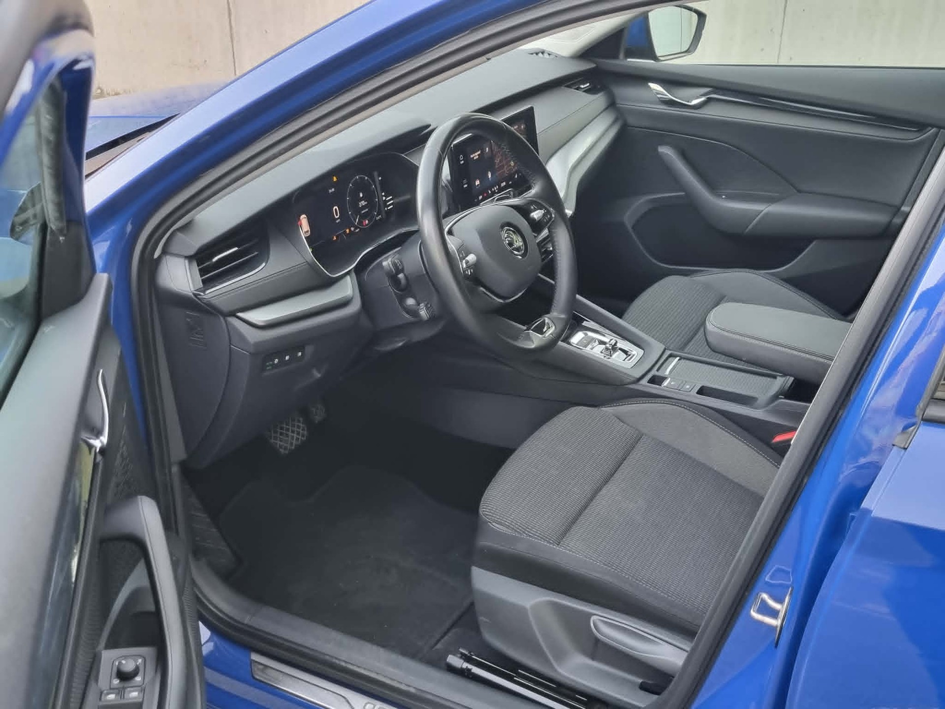 SKODA Octavia Combi 2.0 TDI DSG Style-image-9