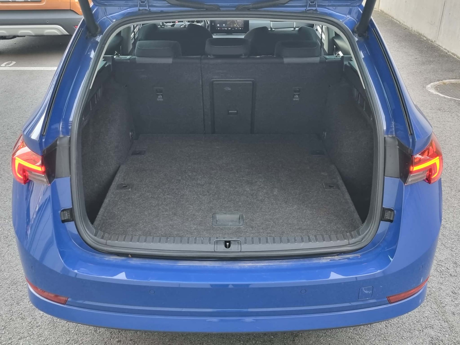 SKODA Octavia Combi 2.0 TDI DSG Style-image-13