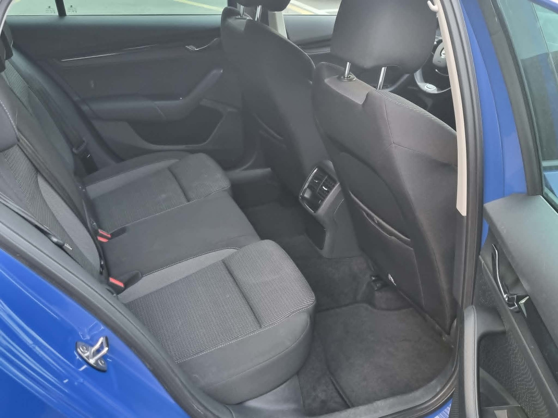 SKODA Octavia Combi 2.0 TDI DSG Style-image-12