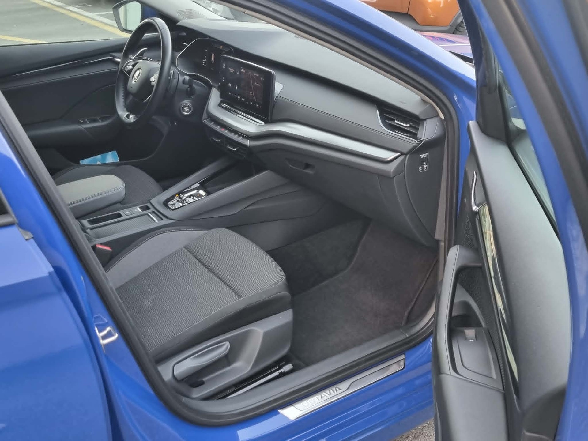 SKODA Octavia Combi 2.0 TDI DSG Style-image-10