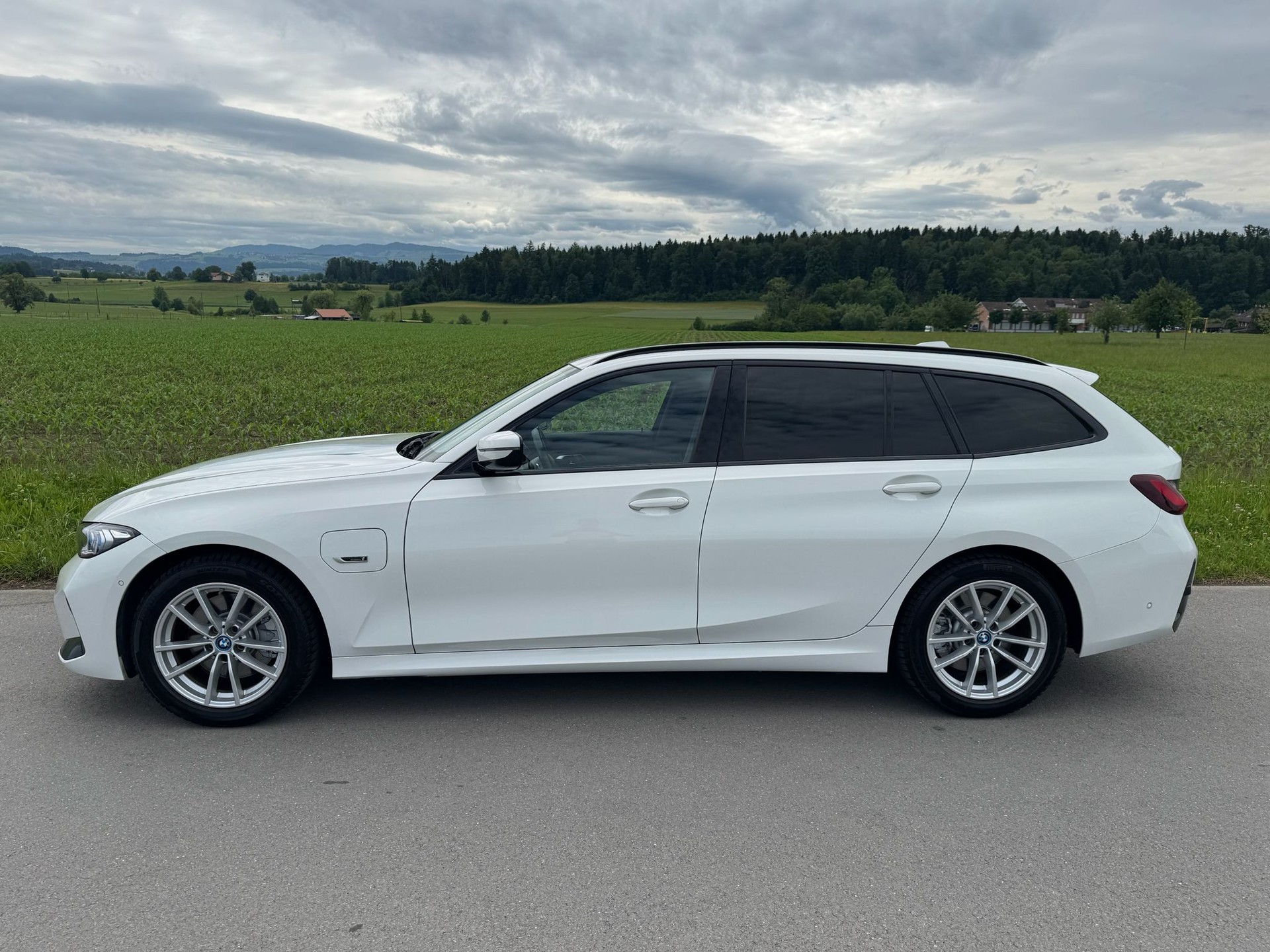 BMW 330e Steptronic M Sport Pro-image-4