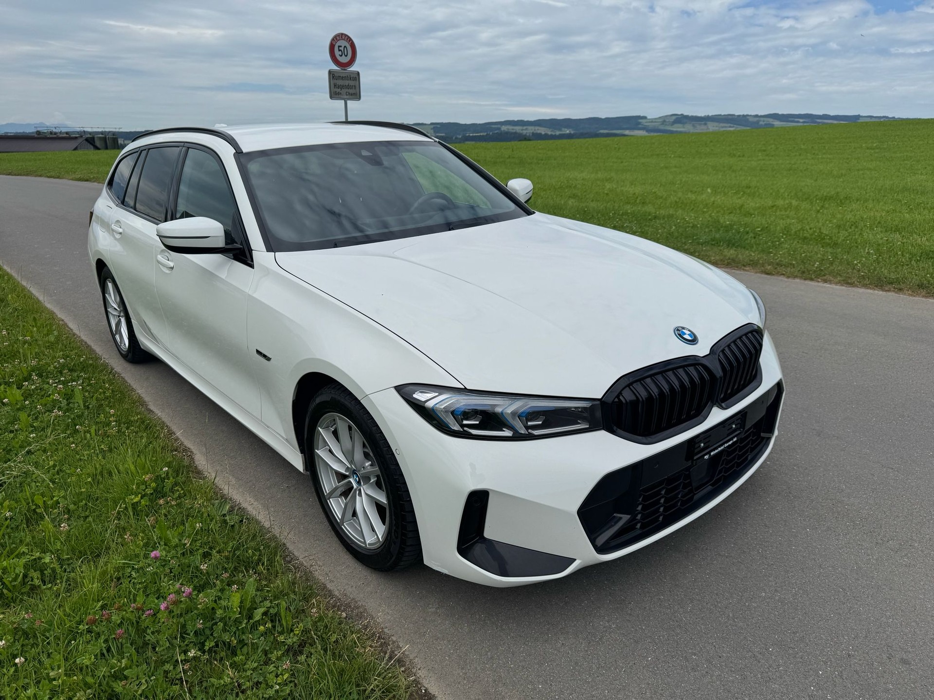 BMW 330e Steptronic M Sport Pro-image-1
