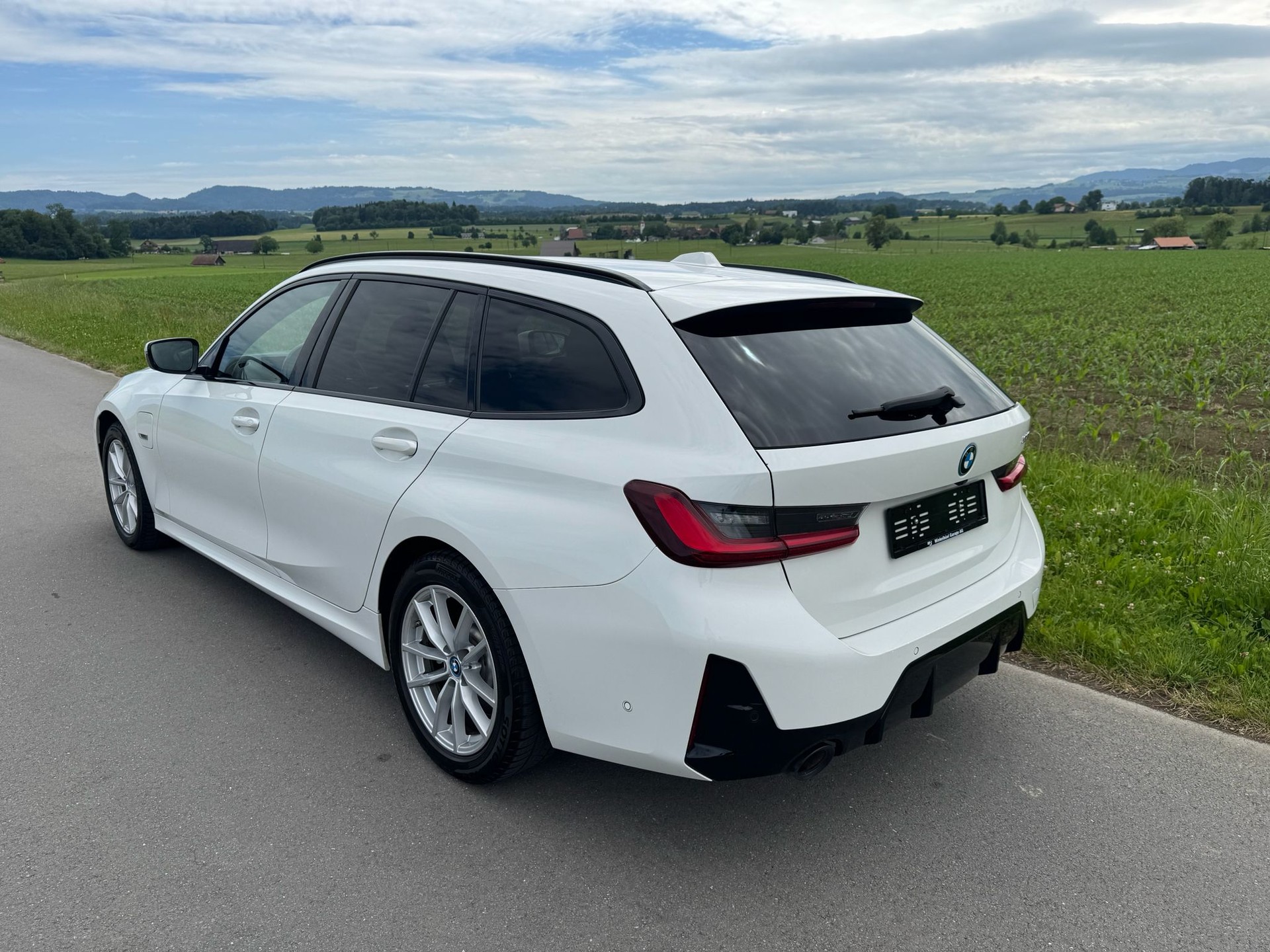 BMW 330e Steptronic M Sport Pro-image-2