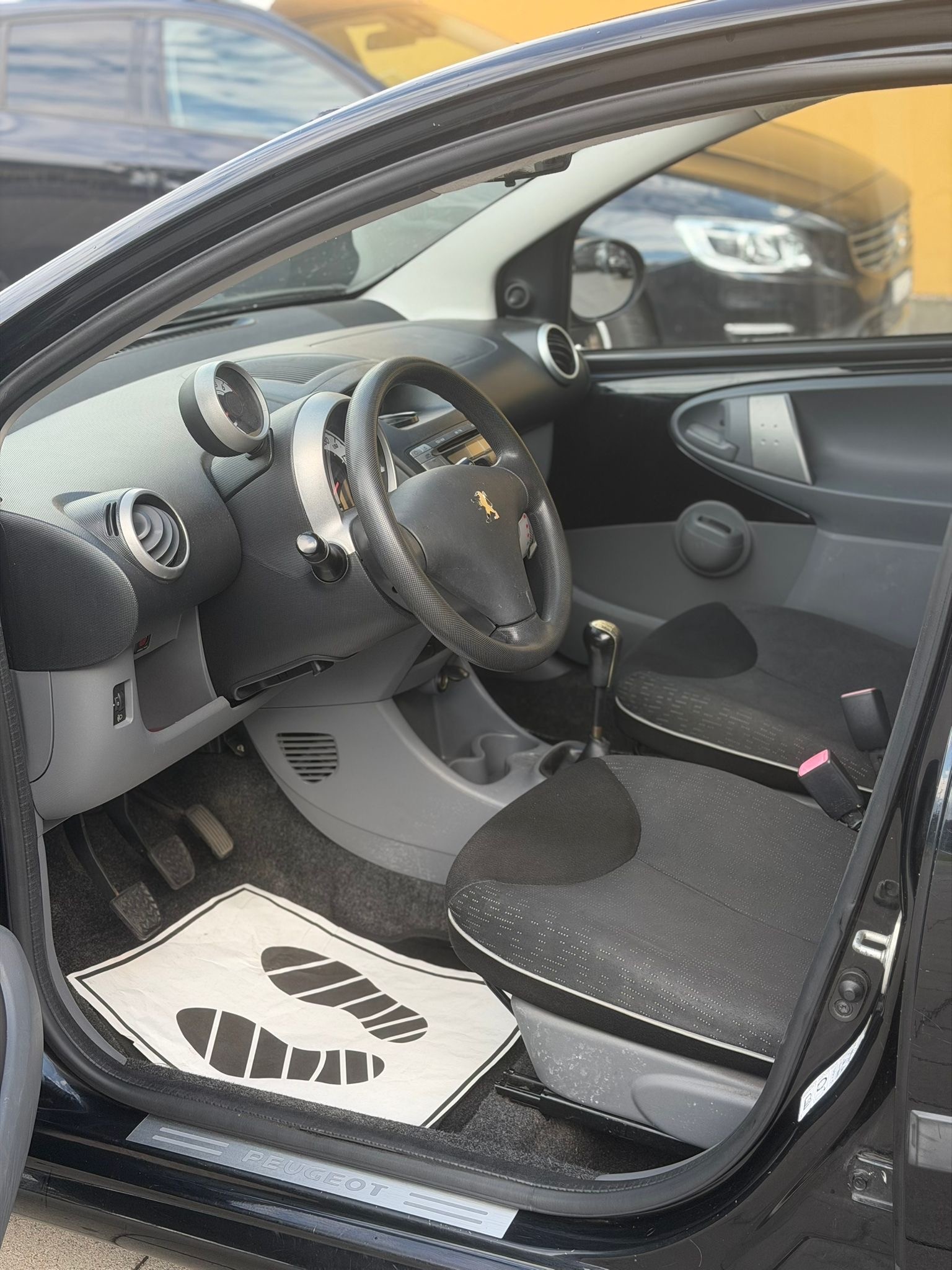 PEUGEOT 107 1.0 Black&Silver Edition-image-5