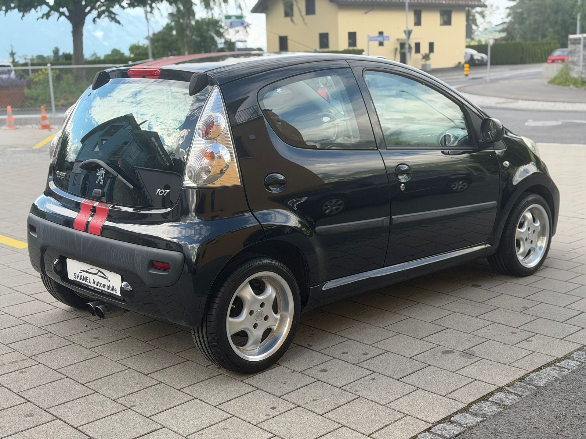 PEUGEOT 107 1.0 Black&Silver Edition-image-4