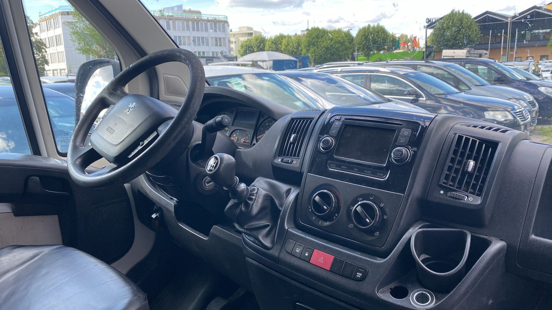PEUGEOT Boxer 2.2 HDI 335 Allure L2H2-image-4