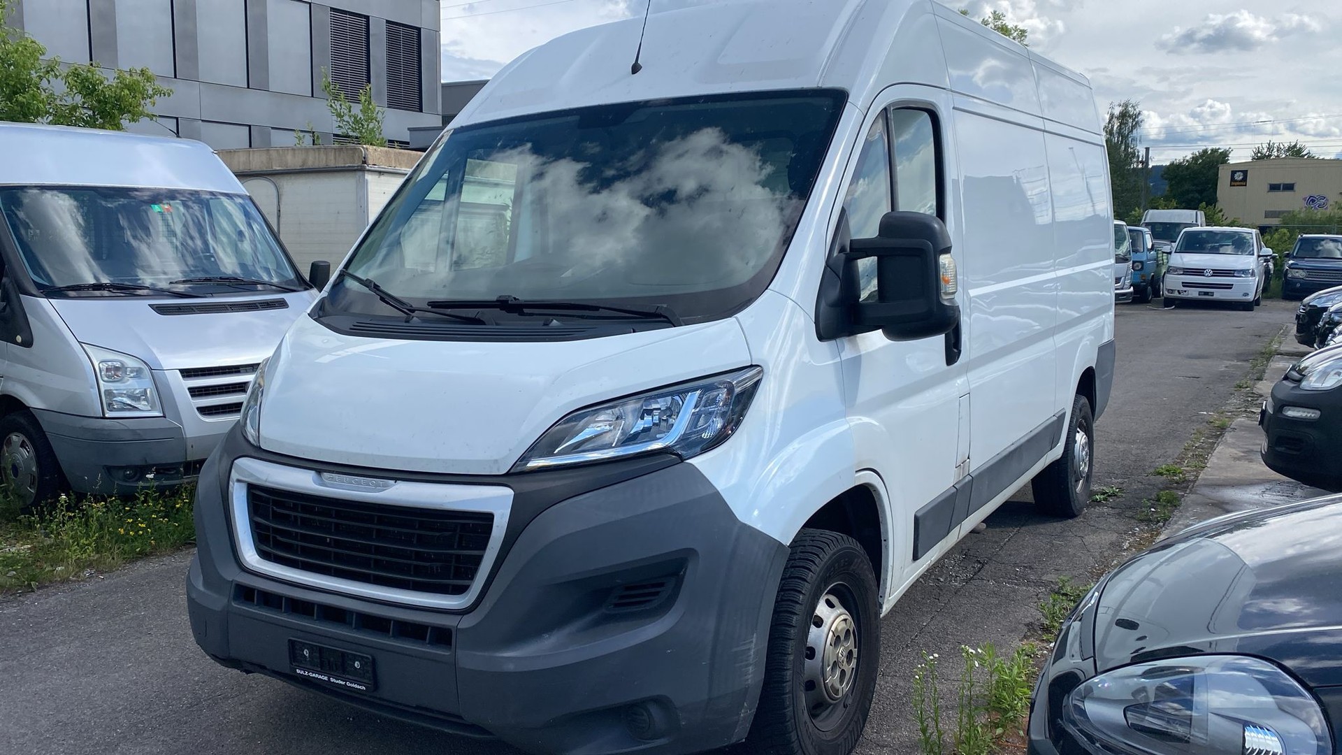 PEUGEOT Boxer 2.2 HDI 335 Allure L2H2-image-2