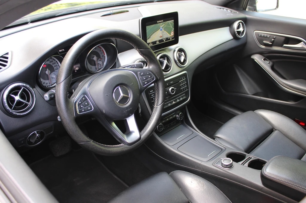 MERCEDES-BENZ CLA 200-image-5