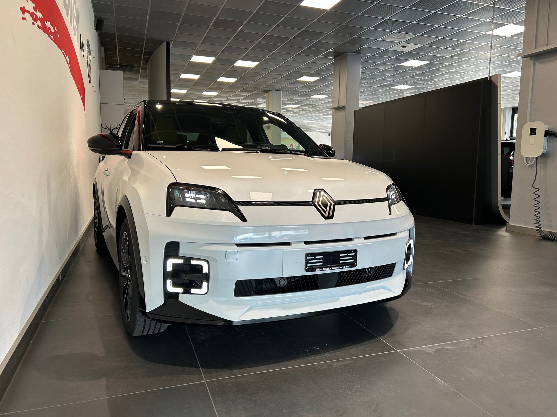 RENAULT R5 E-Tech Comfort Range 52 kWh Iconic Five-image-4