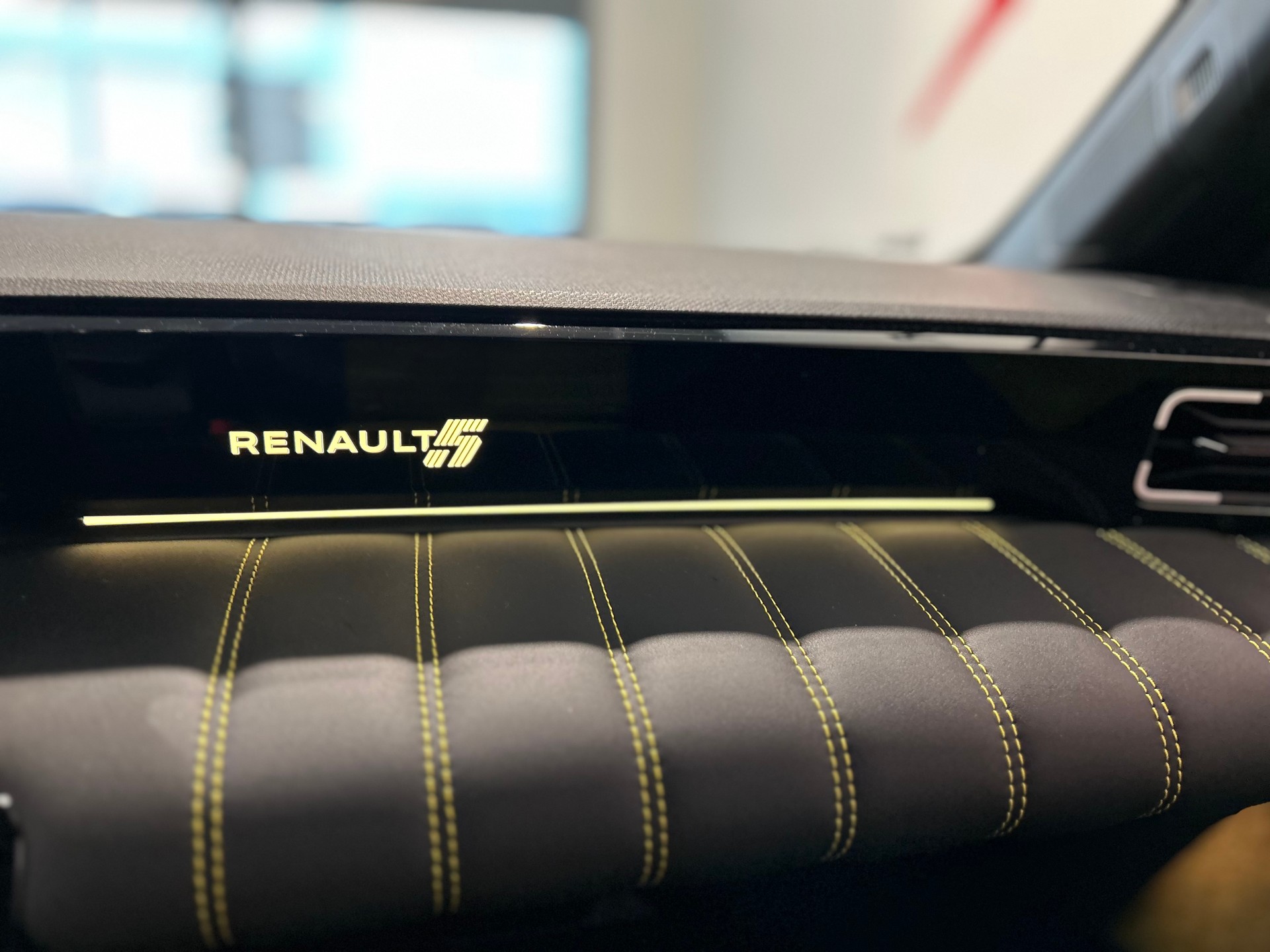 RENAULT R5 E-Tech Comfort Range 52 kWh Iconic Five-image-13