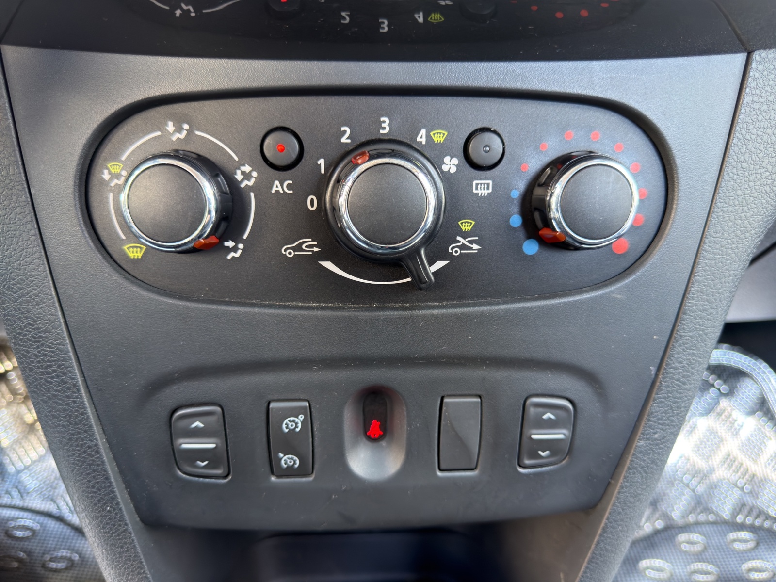 DACIA Sandero Tce 90 Ambiance-image-15