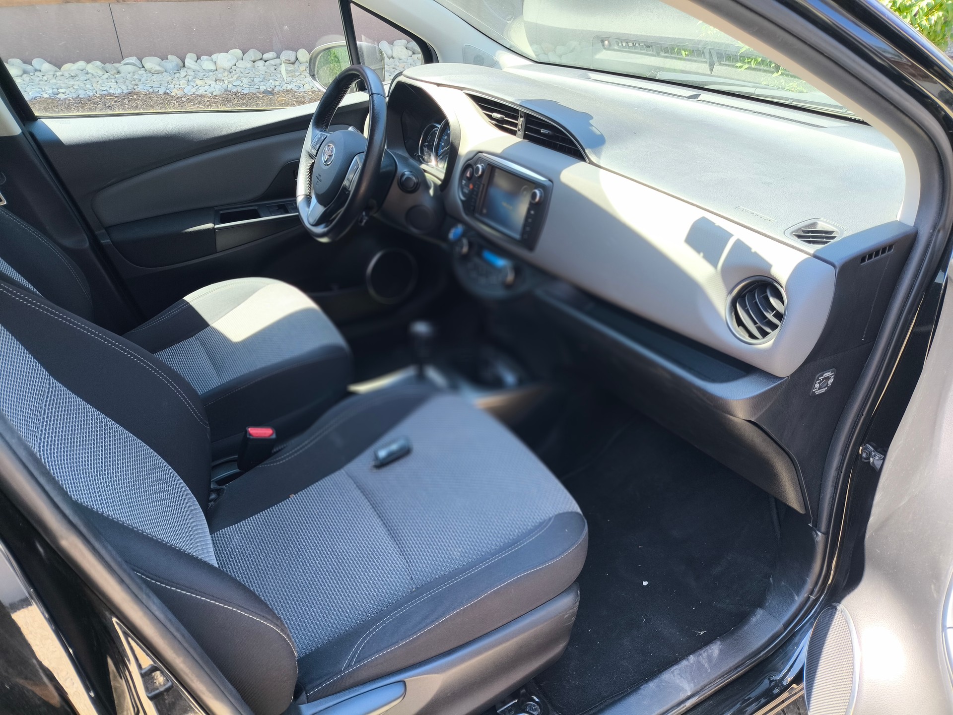 TOYOTA Yaris 1.5 VVT-i Hybrid Swiss Trend e-CVT-image-3