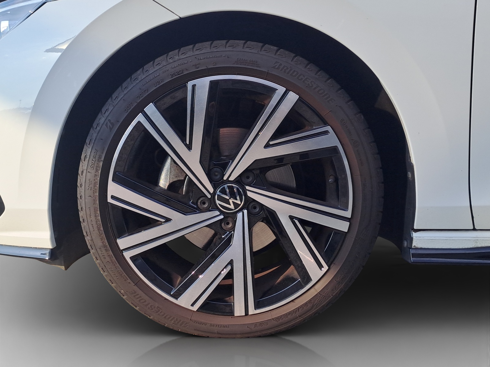 VW Golf 1.5 eTSI mHEV ACT R-Line 75 Edition DSG-image-13