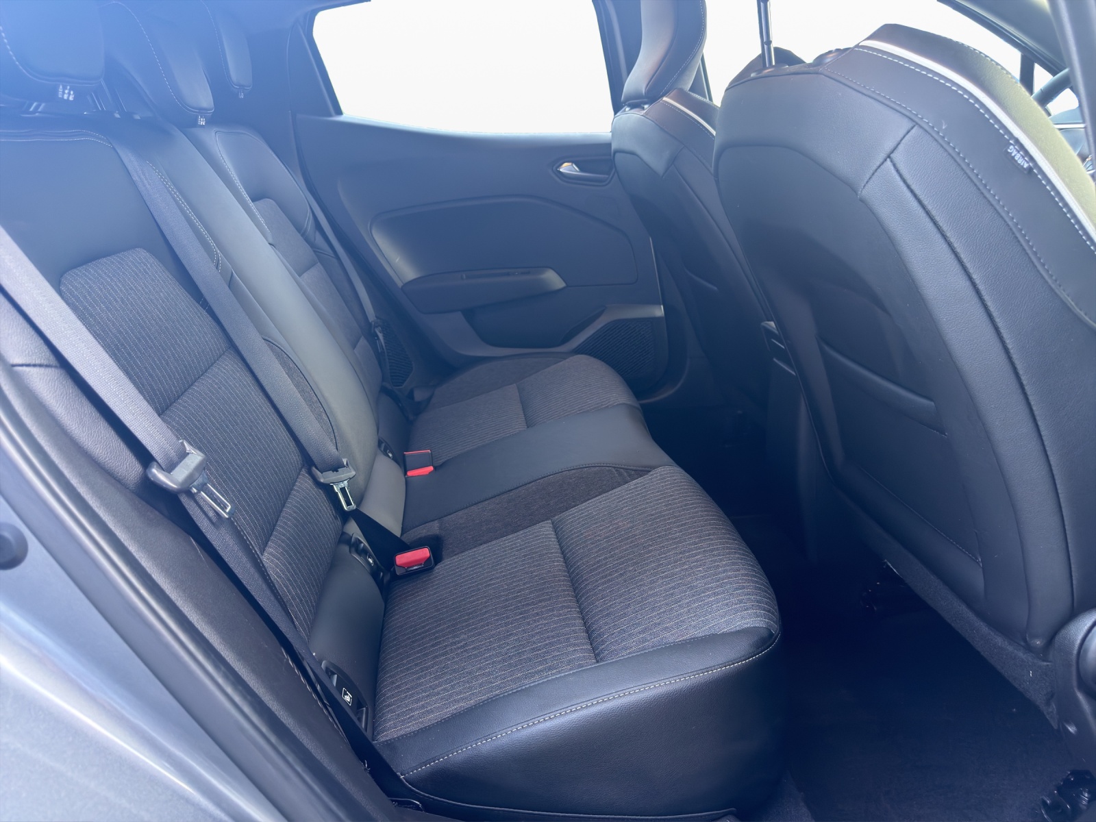 RENAULT Clio 1.6 E-Tech Techno-image-17