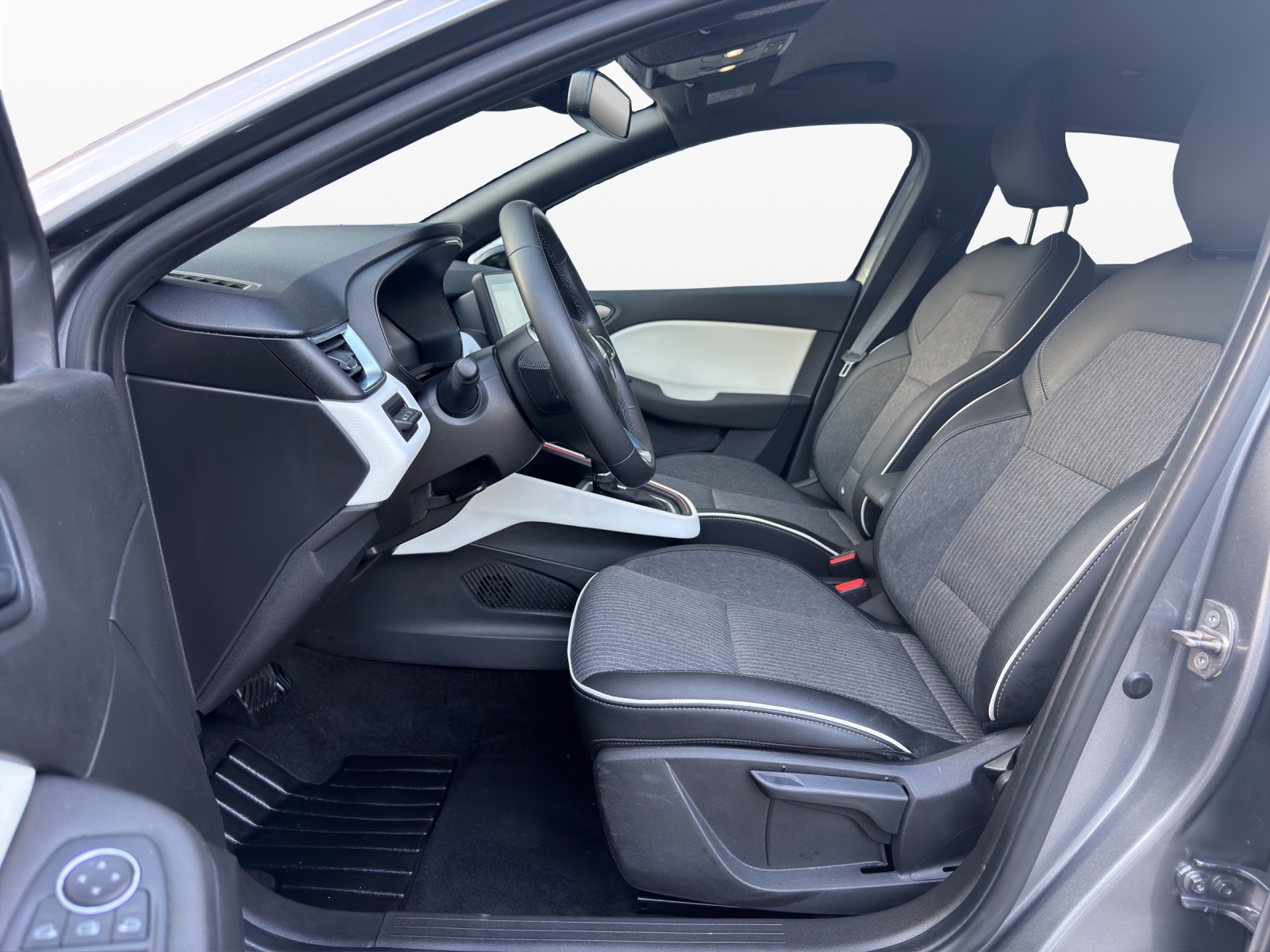 RENAULT Clio 1.6 E-Tech Techno-image-8