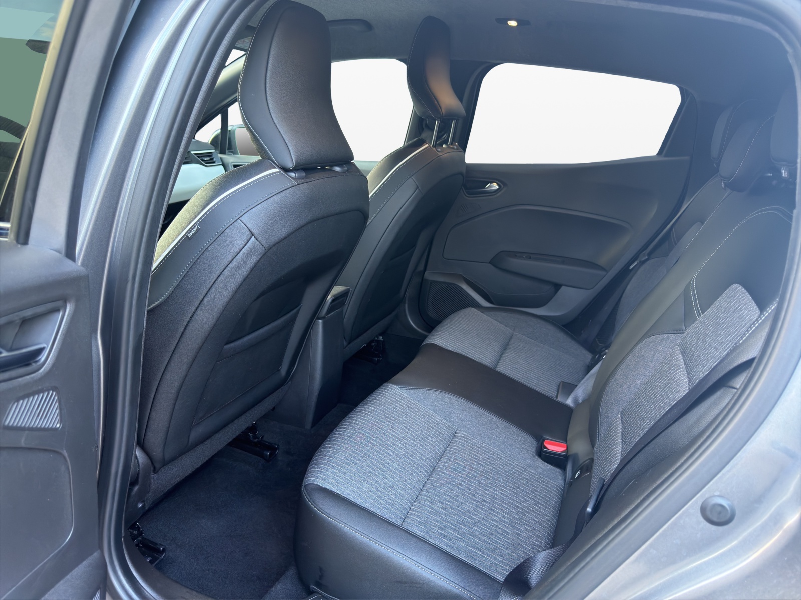 RENAULT Clio 1.6 E-Tech Techno-image-18