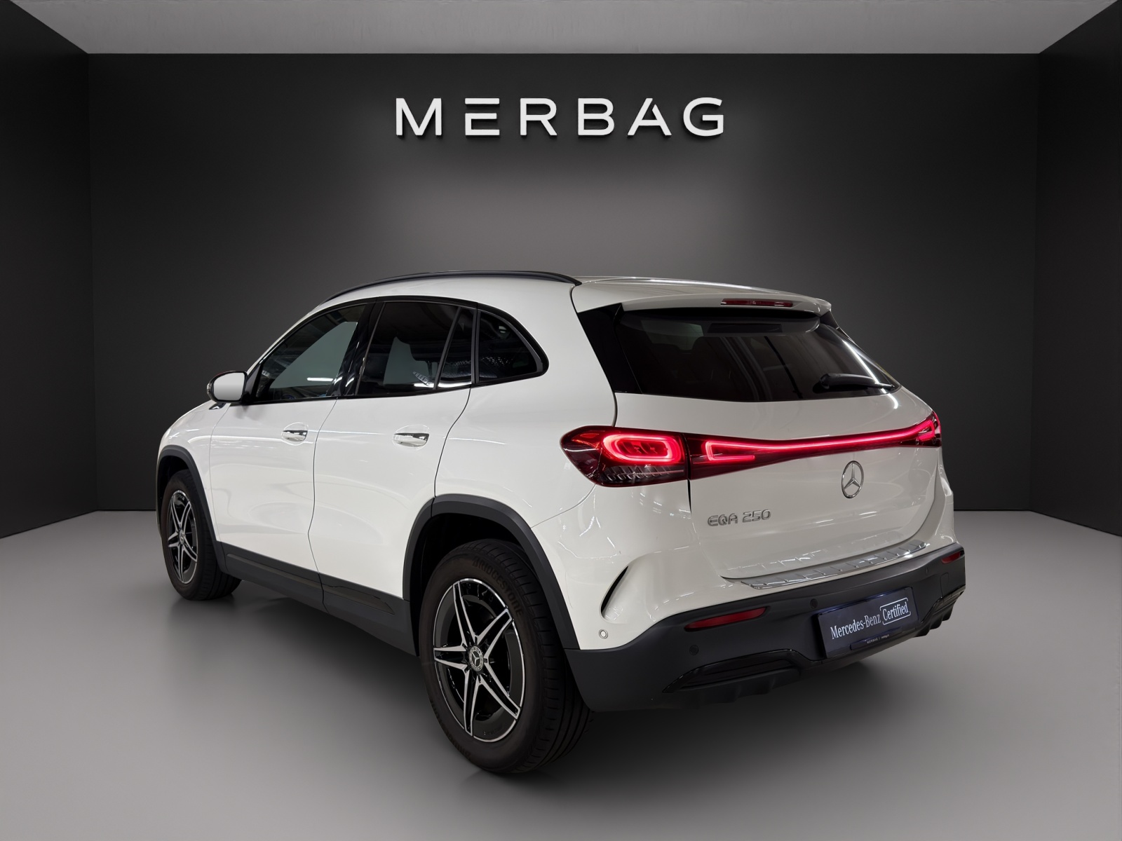 MERCEDES-BENZ EQA 250 AMG Line-image-4