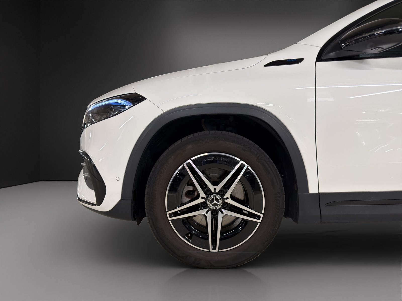 MERCEDES-BENZ EQA 250 AMG Line-image-8