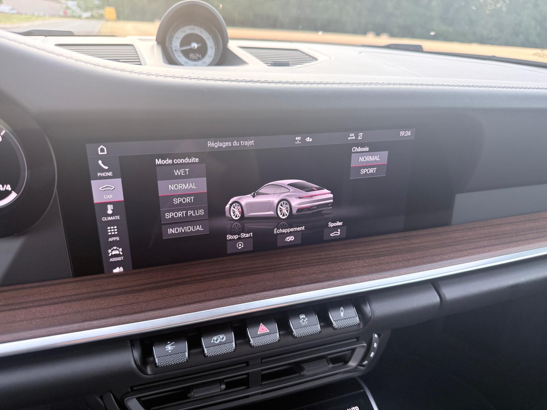 PORSCHE 911 Carrera 4S-image-14