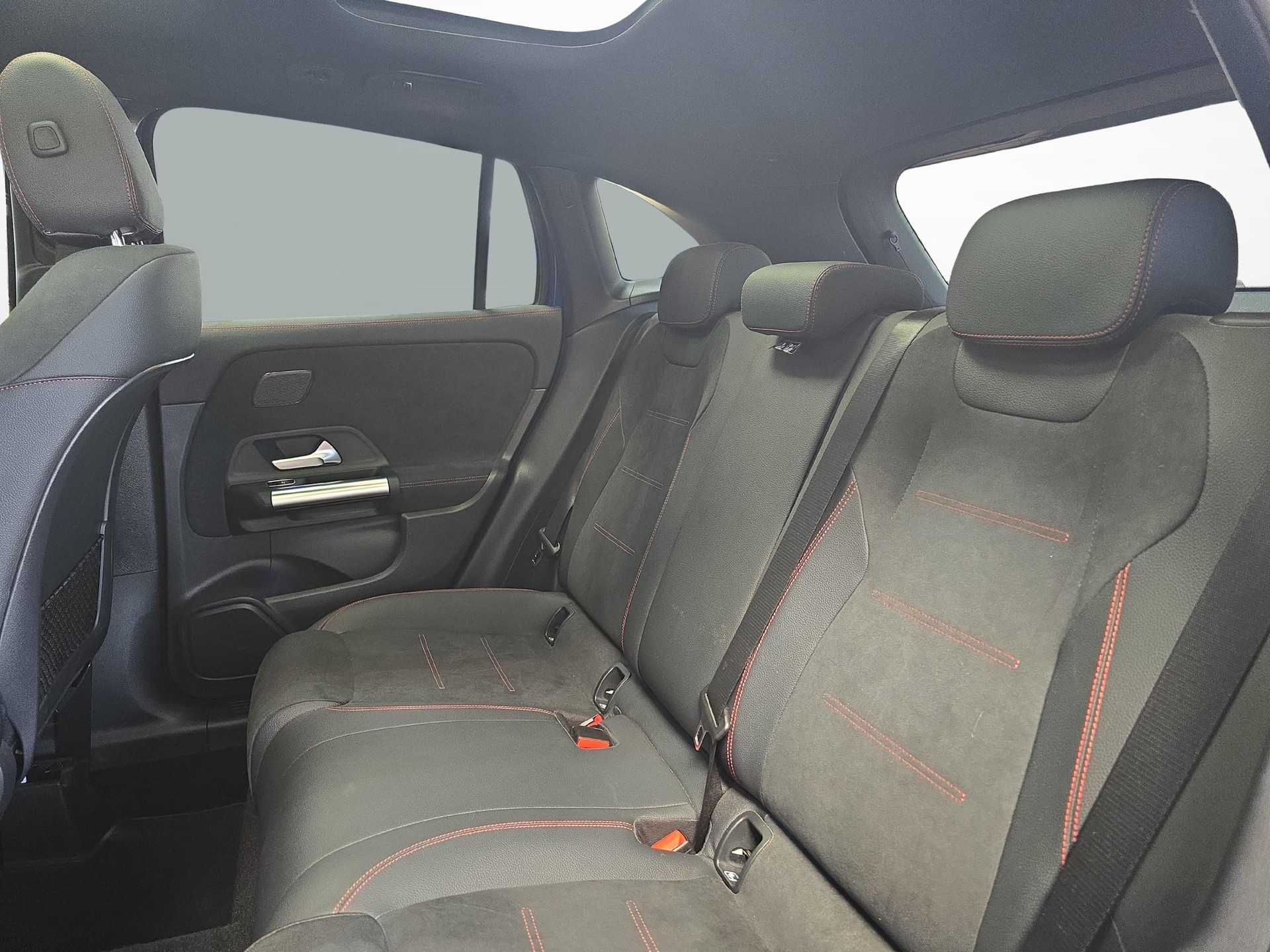 MERCEDES-BENZ GLA 250 4MATIC AMG Line-image-9