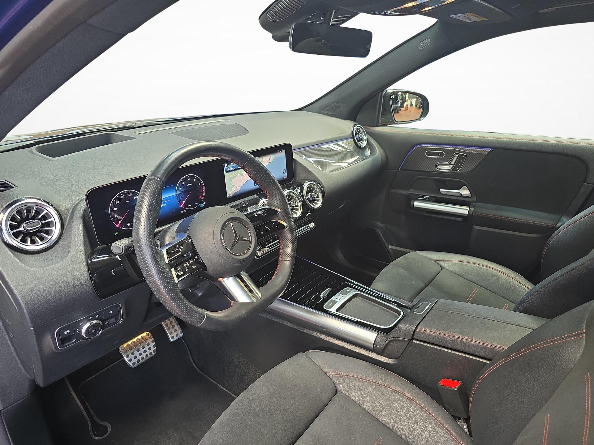MERCEDES-BENZ GLA 250 4MATIC AMG Line-image-4