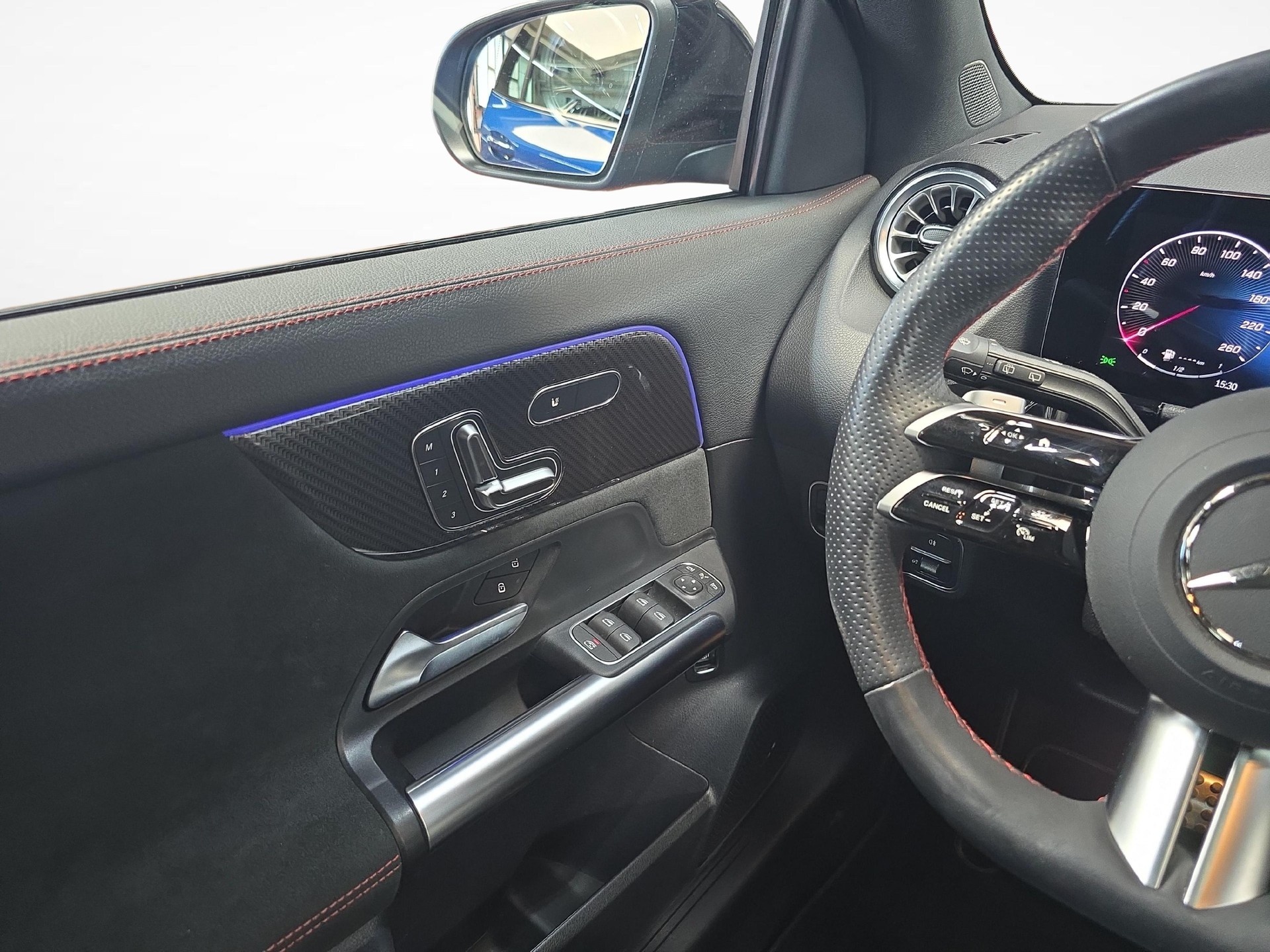 MERCEDES-BENZ GLA 250 4MATIC AMG Line-image-7