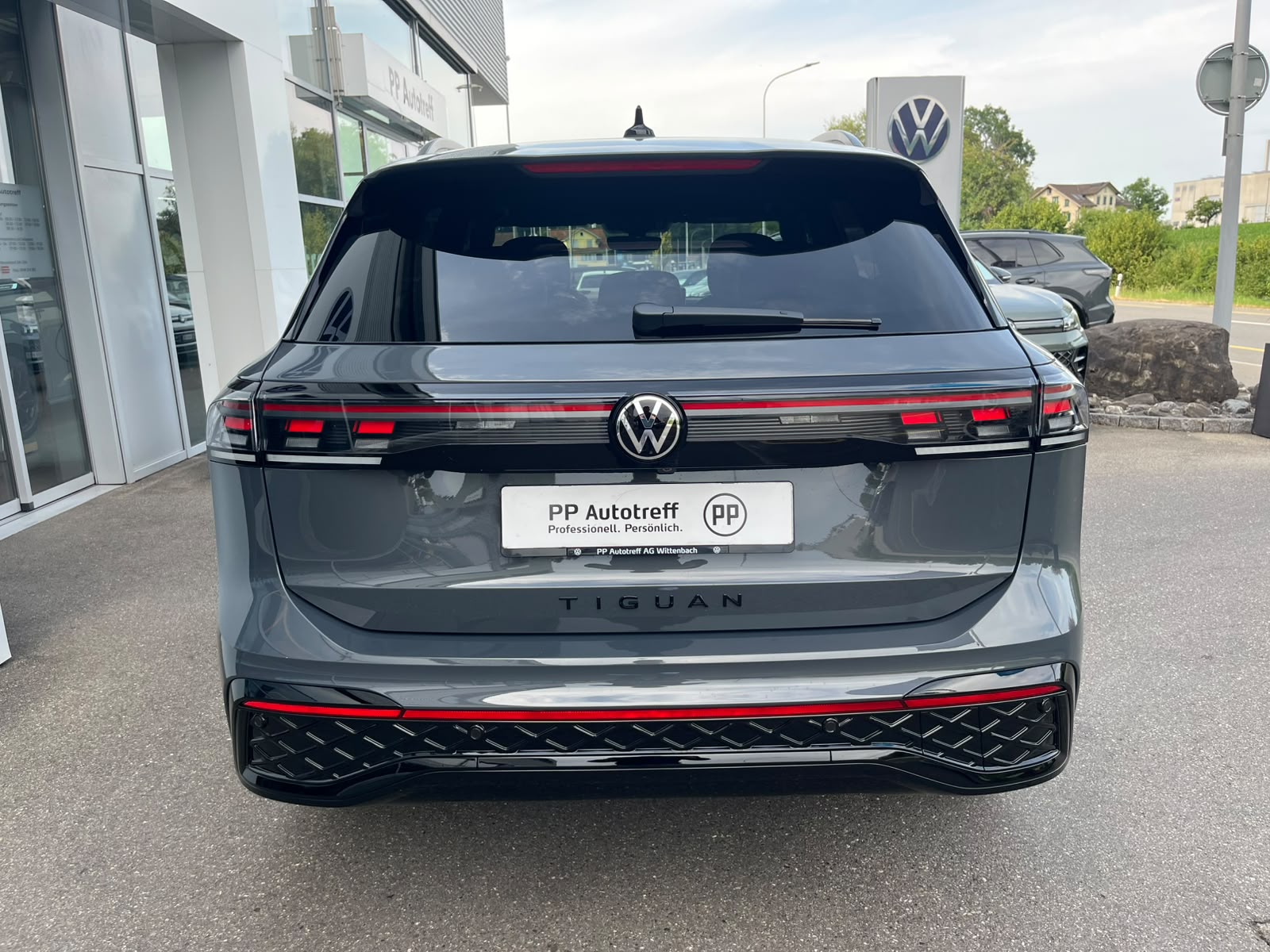 VW Tiguan 2.0 TDI SCR R-Line 4Motion DSG-image-3