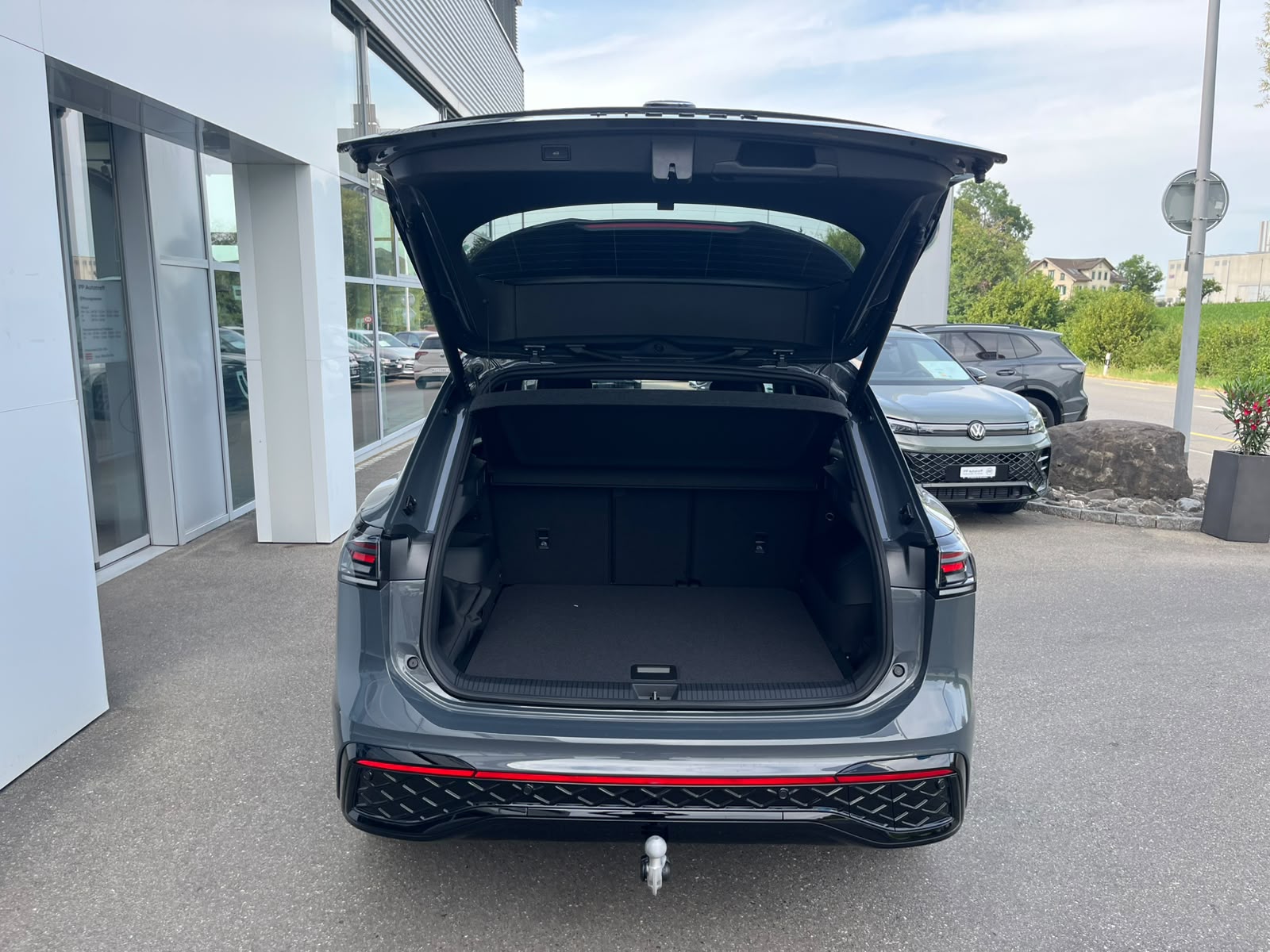 VW Tiguan 2.0 TDI SCR R-Line 4Motion DSG-image-4