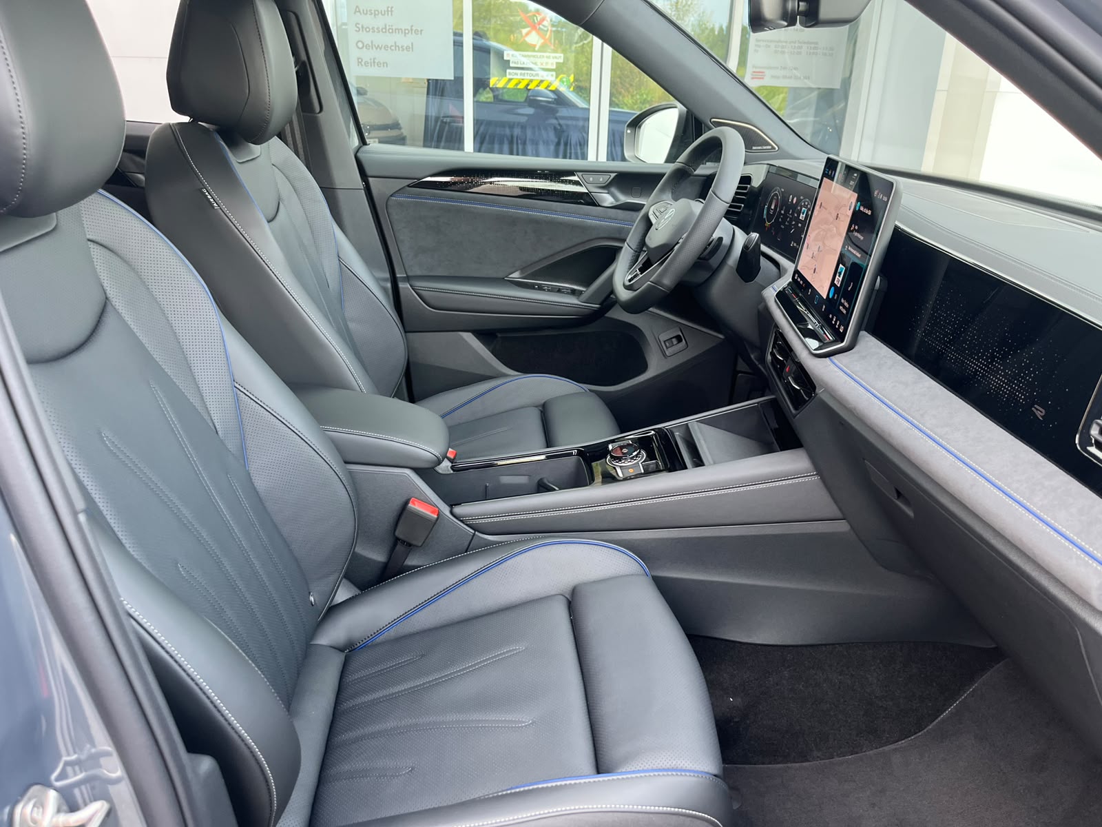 VW Tiguan 2.0 TDI SCR R-Line 4Motion DSG-image-2