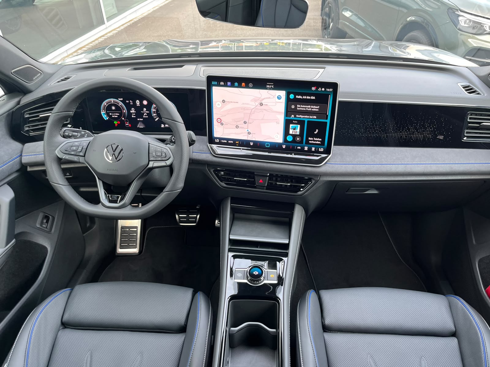 VW Tiguan 2.0 TDI SCR R-Line 4Motion DSG-image-5