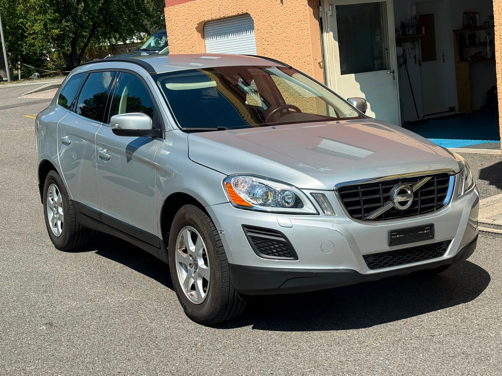 VOLVO XC60 D5 AWD Momentum Geartronic-image-2