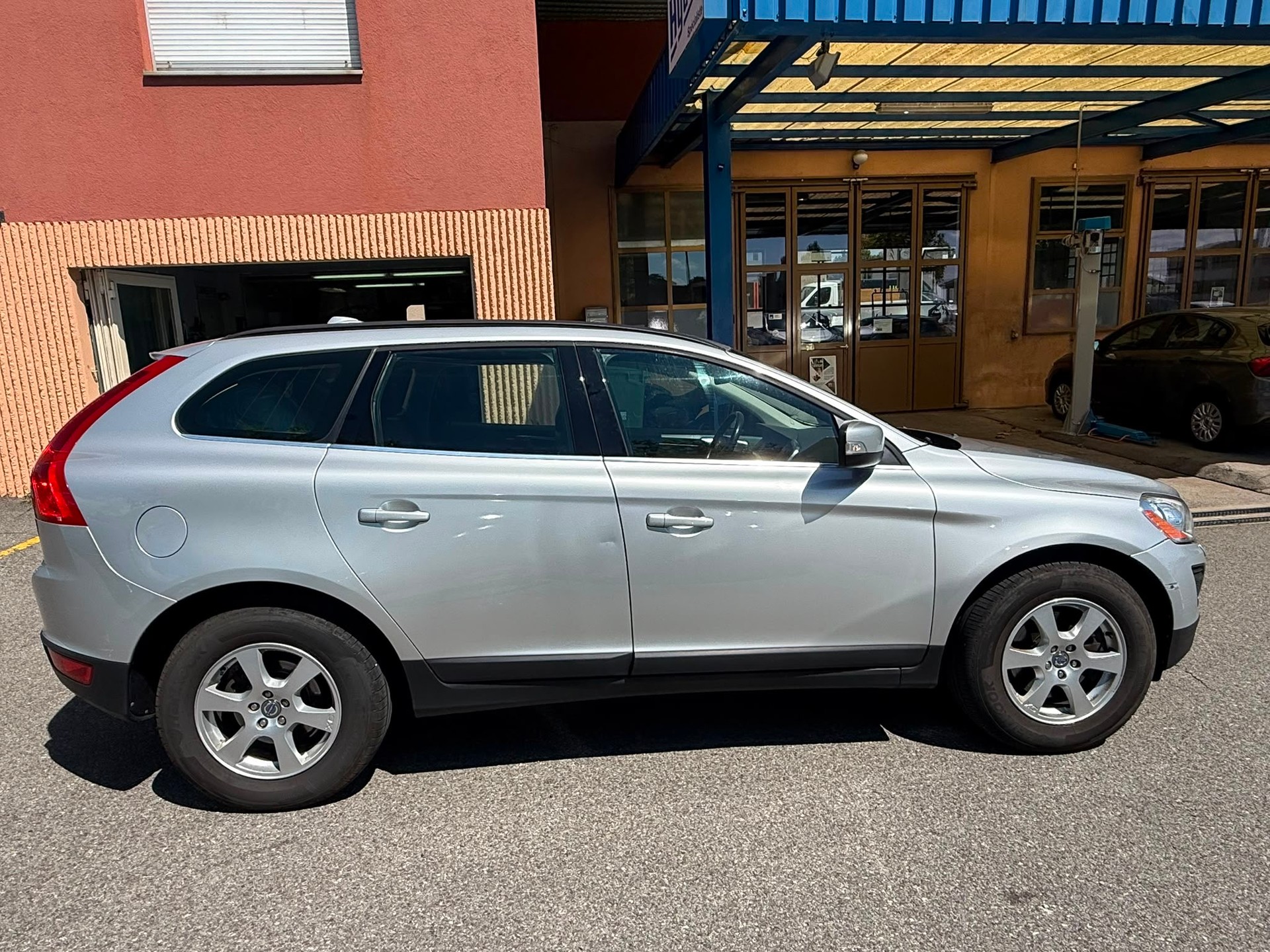 VOLVO XC60 D5 AWD Momentum Geartronic-image-7
