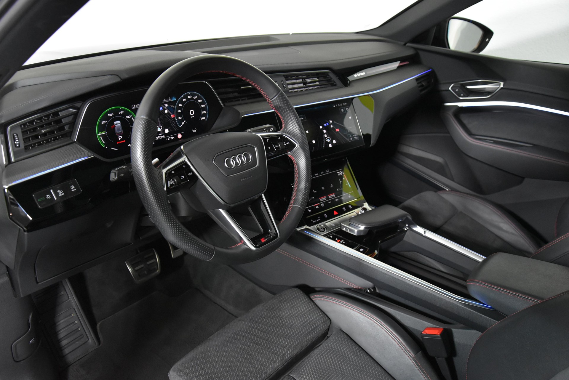 AUDI Q8 50 e-tron Black Edition quattro-image-5