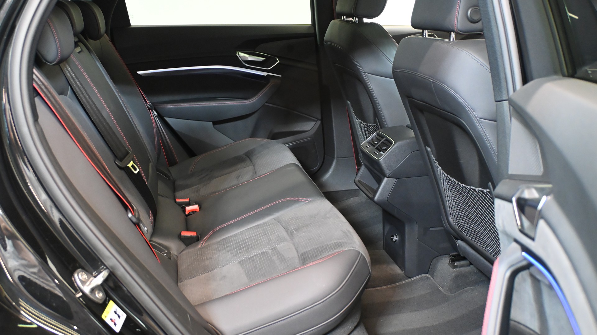 AUDI Q8 50 e-tron Black Edition quattro-image-8