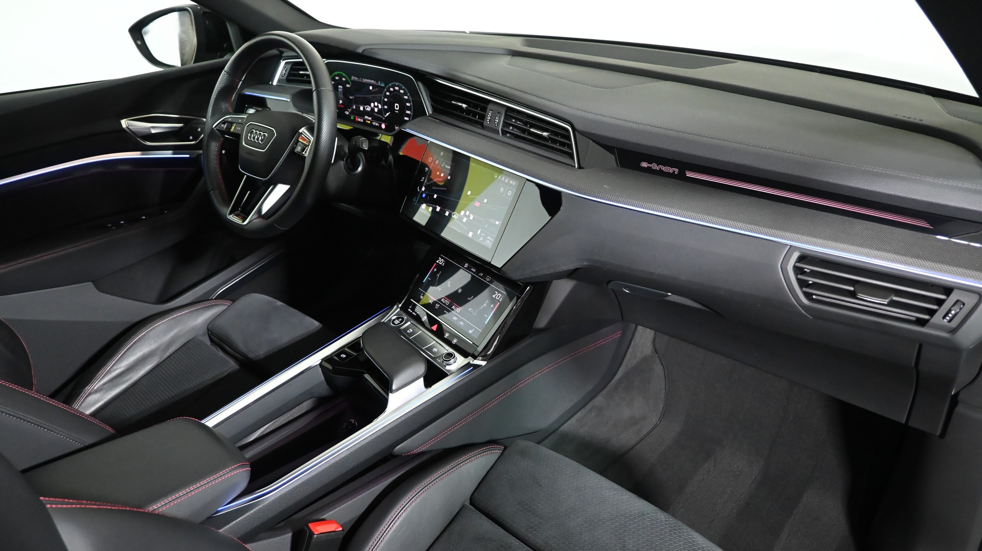 AUDI Q8 50 e-tron Black Edition quattro-image-2