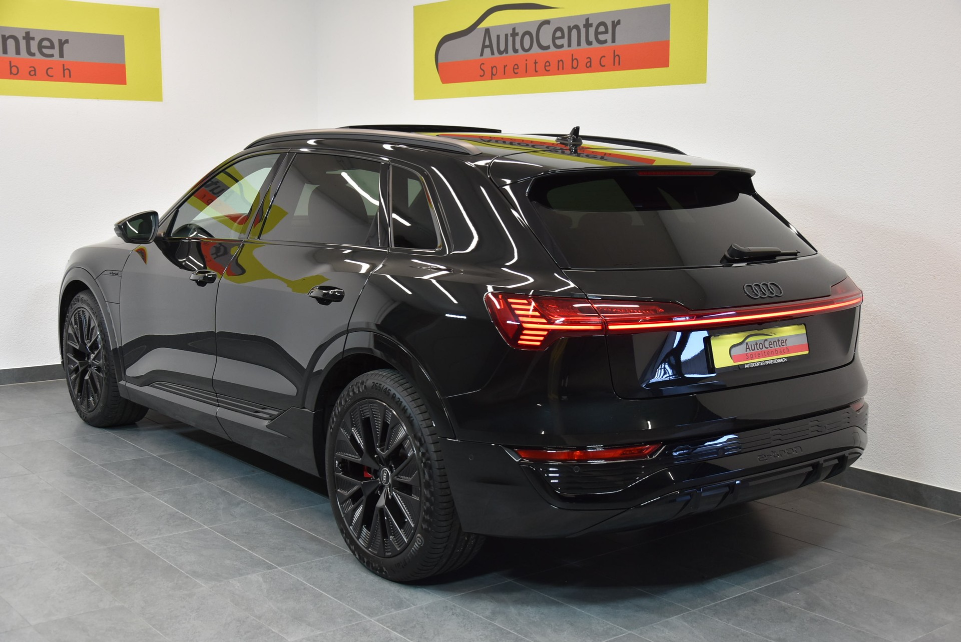 AUDI Q8 50 e-tron Black Edition quattro-image-10