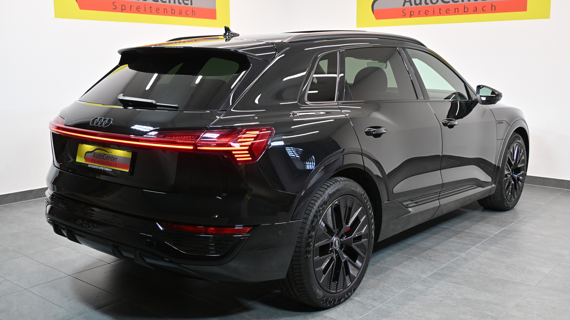 AUDI Q8 50 e-tron Black Edition quattro-image-12