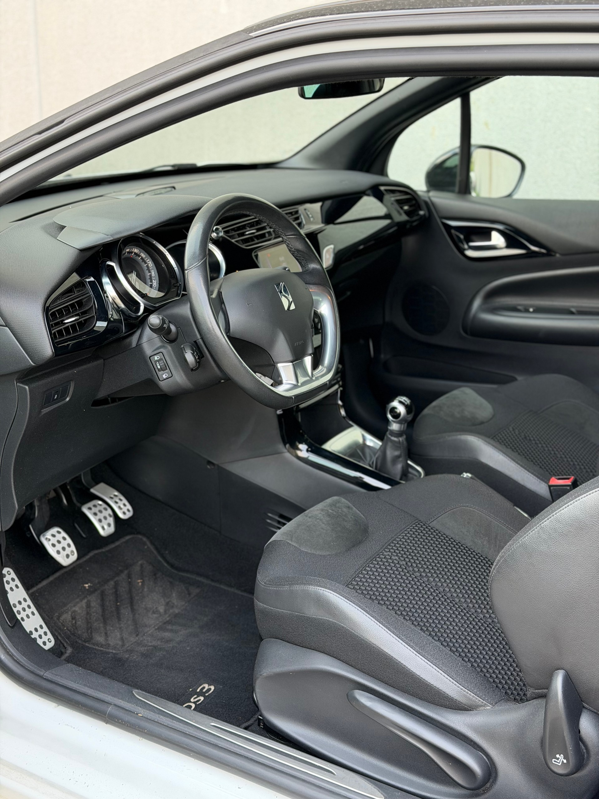 DS AUTOMOBILES DS3 1.2 VTi Chic-image-9