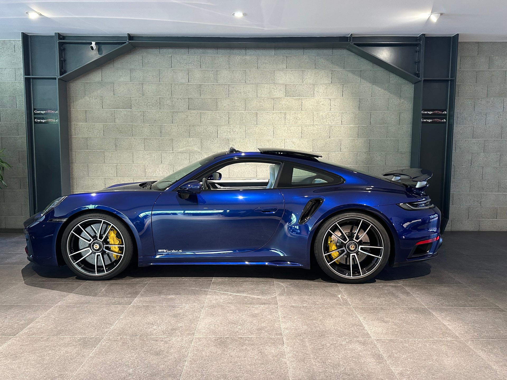 PORSCHE 911 Turbo S-image-0