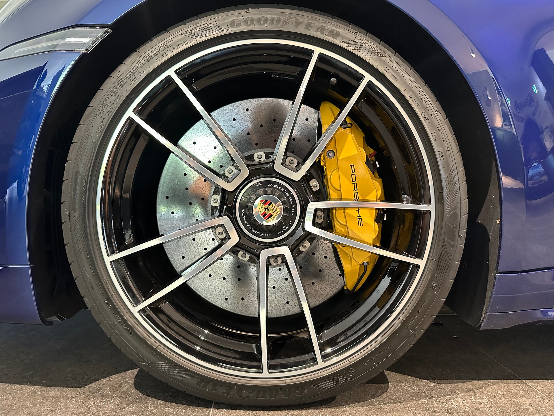 PORSCHE 911 Turbo S-image-6