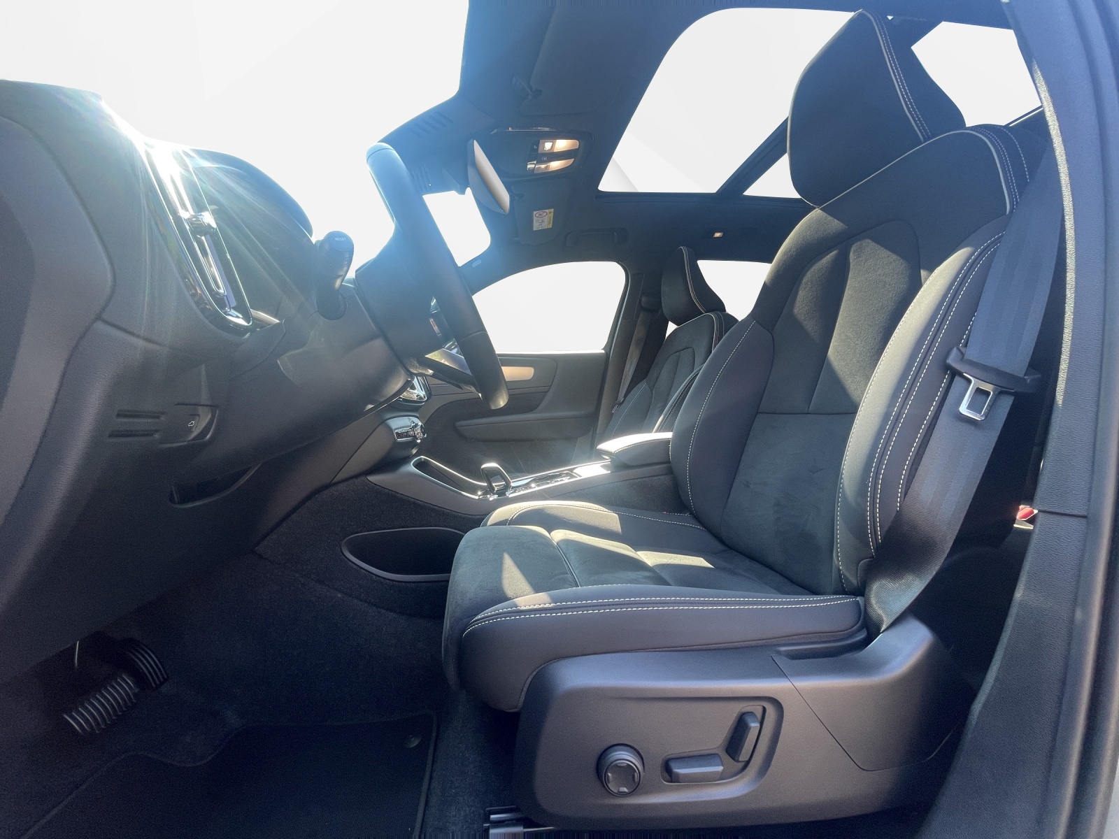 VOLVO XC40 2.0 B4 MH Ultra Dark-image-9