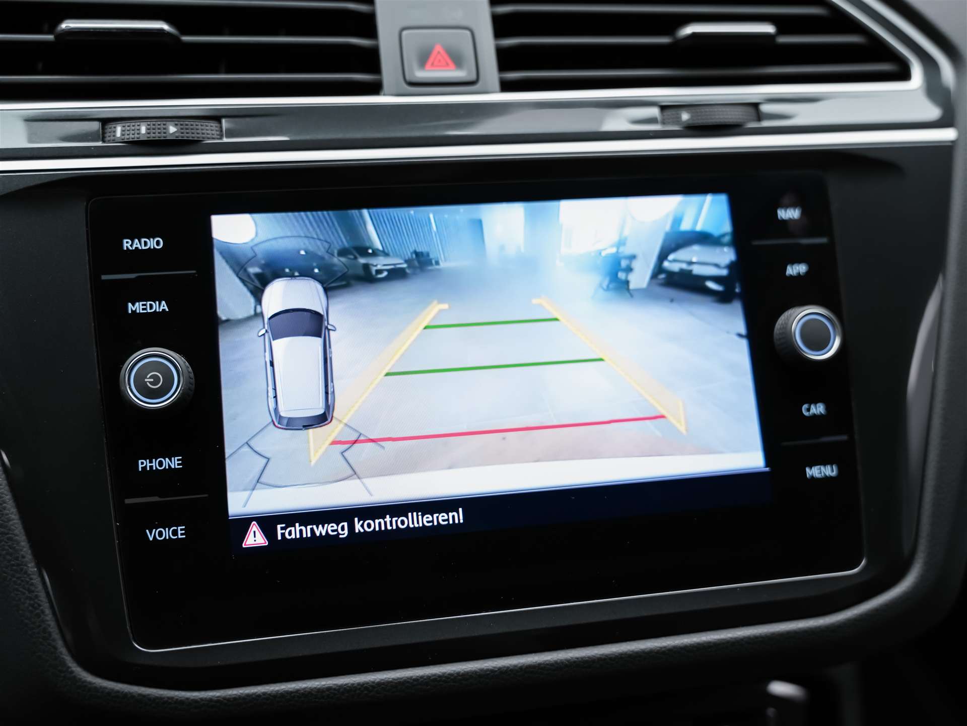 VW Tiguan 2.0TSI Highline R-Line 4Motion DSG *Panorama*Head-Up*Abstandsregler*-image-41