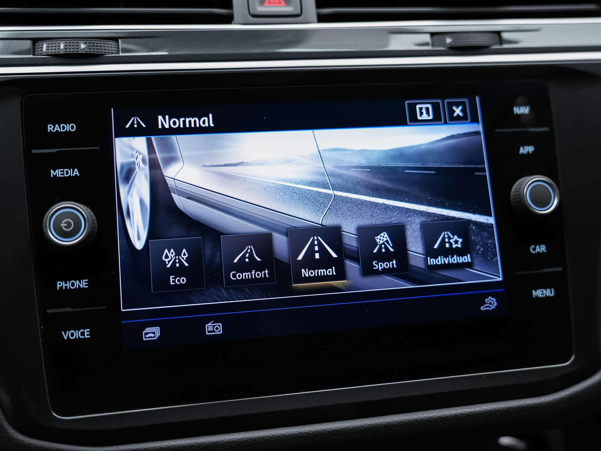 VW Tiguan 2.0TSI Highline R-Line 4Motion DSG *Panorama*Head-Up*Abstandsregler*-image-35