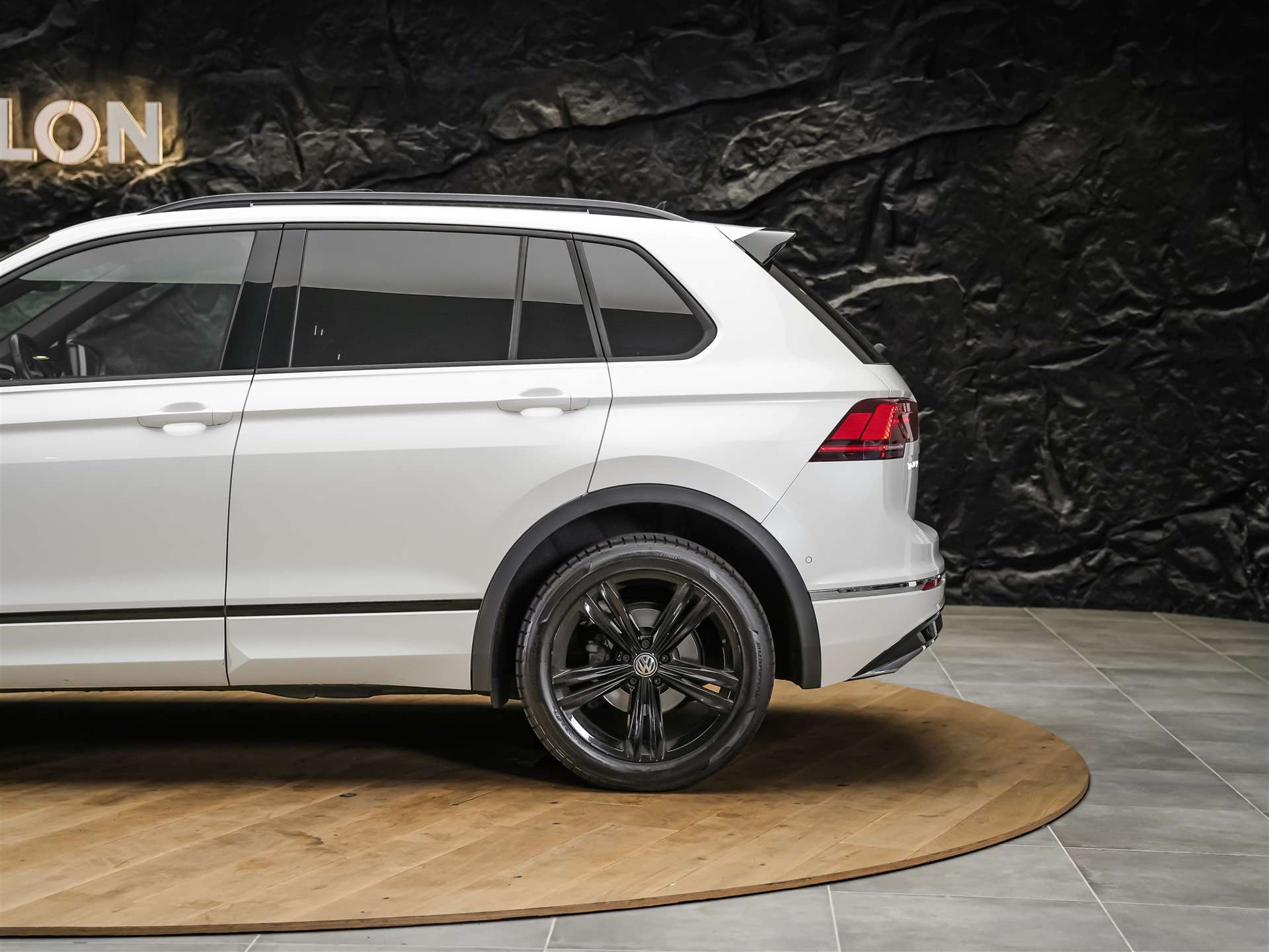 VW Tiguan 2.0TSI Highline R-Line 4Motion DSG *Panorama*Head-Up*Abstandsregler*-image-20