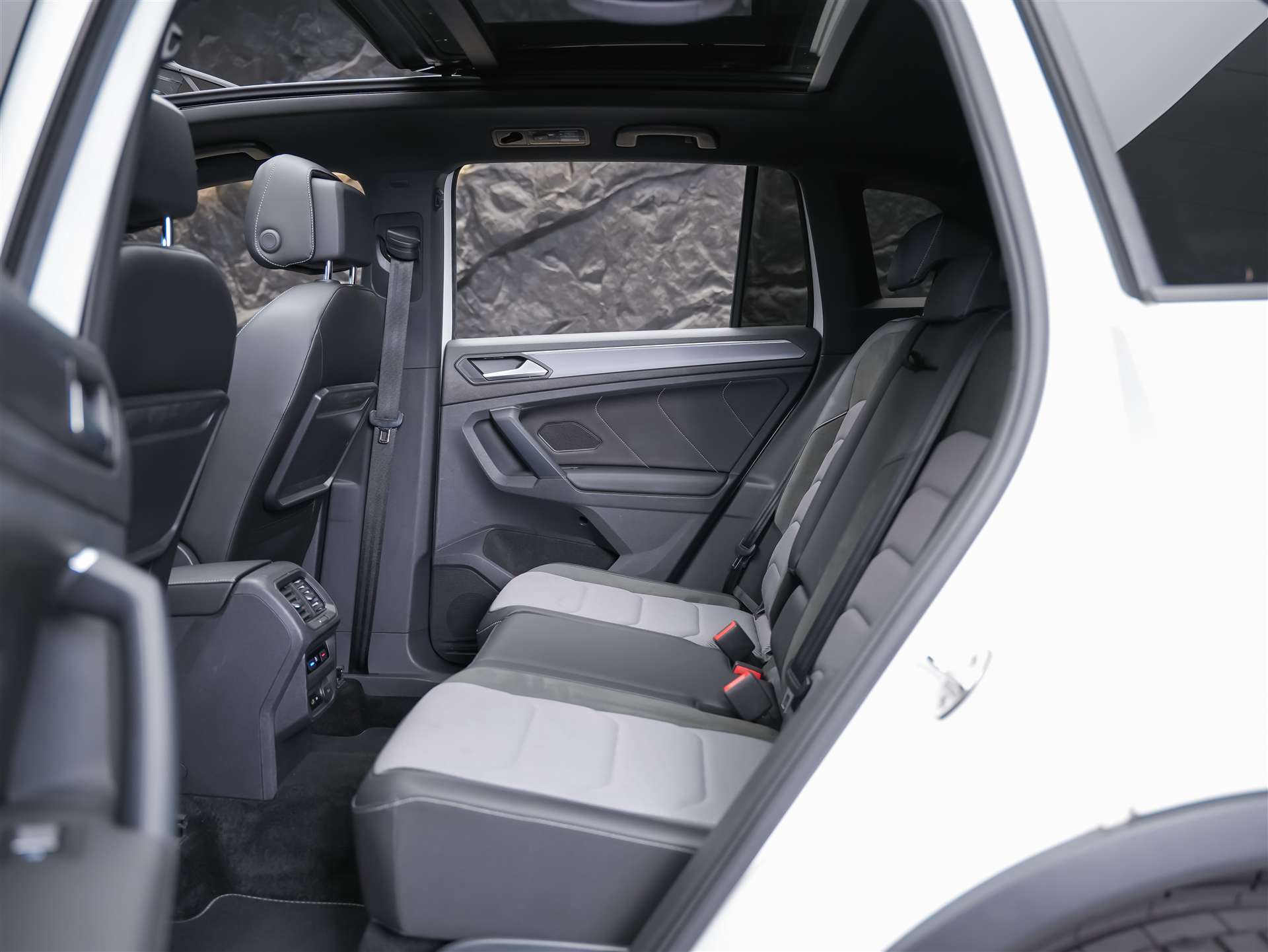 VW Tiguan 2.0TSI Highline R-Line 4Motion DSG *Panorama*Head-Up*Abstandsregler*-image-14