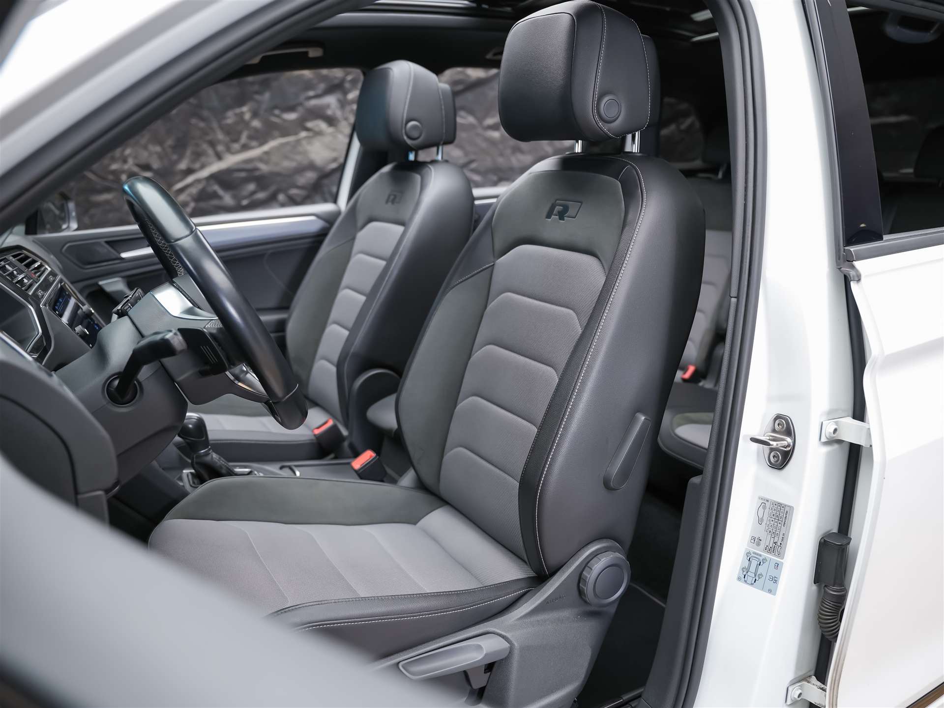 VW Tiguan 2.0TSI Highline R-Line 4Motion DSG *Panorama*Head-Up*Abstandsregler*-image-8
