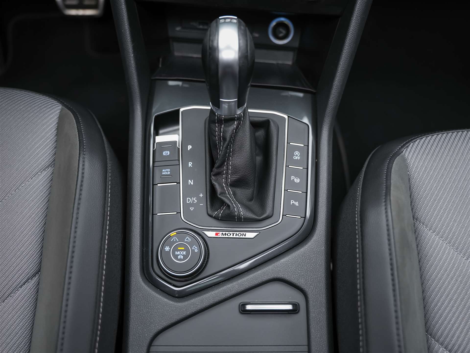 VW Tiguan 2.0TSI Highline R-Line 4Motion DSG *Panorama*Head-Up*Abstandsregler*-image-24